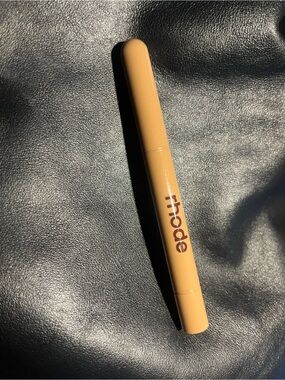 Rhode Lipliner in “lift”